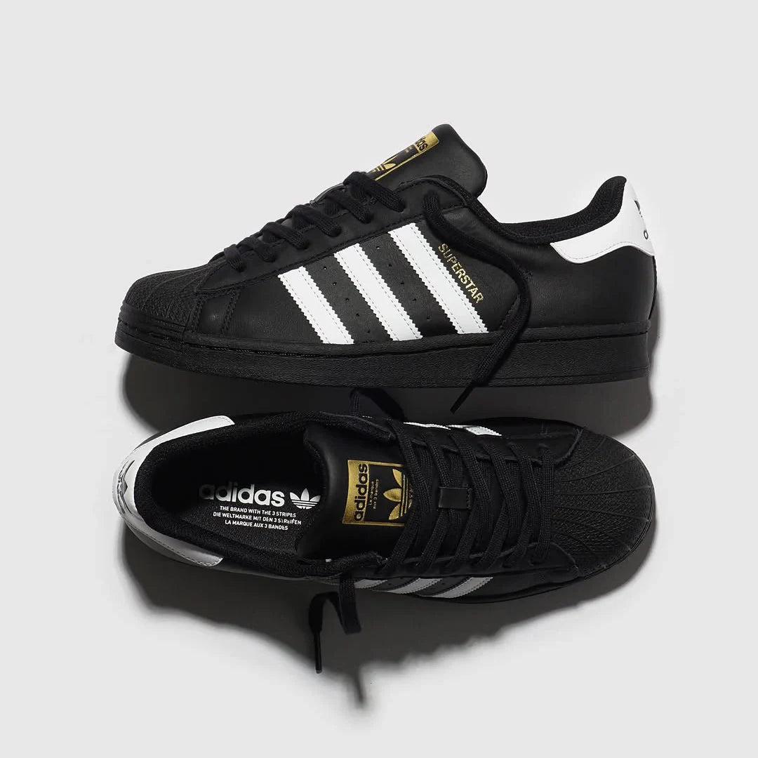 Adidas Superstar kengät värissä musta