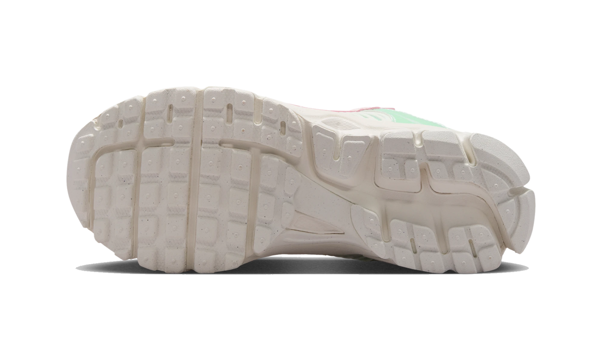 Nike Vomero 5 Shoes with Reflective Design Accents Sail/Sail/Pink Foam/Arctic Green
