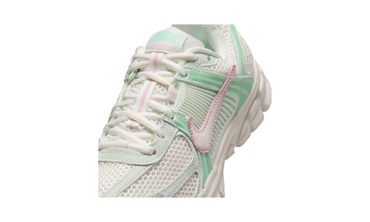 Nike Vomero 5 Shoes with Reflective Design Accents Sail/Sail/Pink Foam/Arctic Green