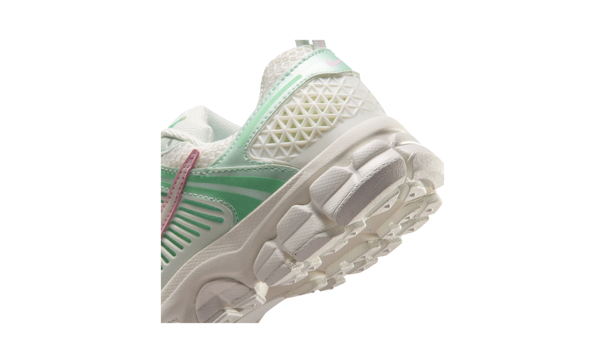 Nike Vomero 5 Shoes with Reflective Design Accents Sail/Sail/Pink Foam/Arctic Green
