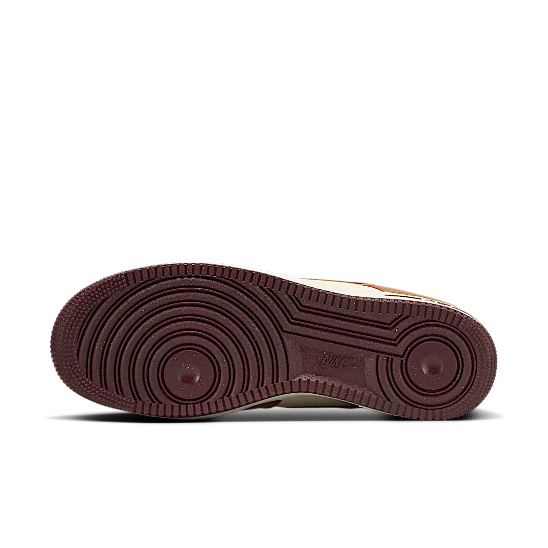 Nike Air Force 1 Low '07 LV8 Notebook Doodle Pack Light British Tan, Light British Tan/Coconut Milk/Gum Dark Brown/Burgundy Crush (FQ8713-200)