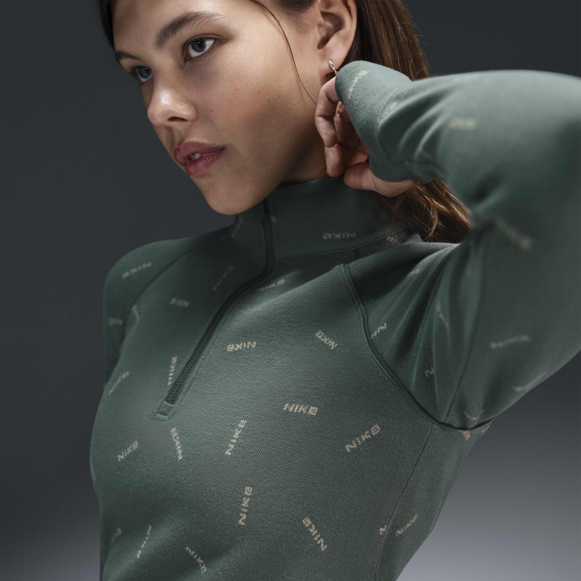 Nike Sportswear Collection Slim 1/2-Zip Long-Sleeve Logo Top Vintage Green/Light Army/Vintage Green
