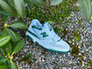 vihreät New Balance 550 metsämaisemassa