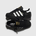 Adidas Superstar kengät värissä musta