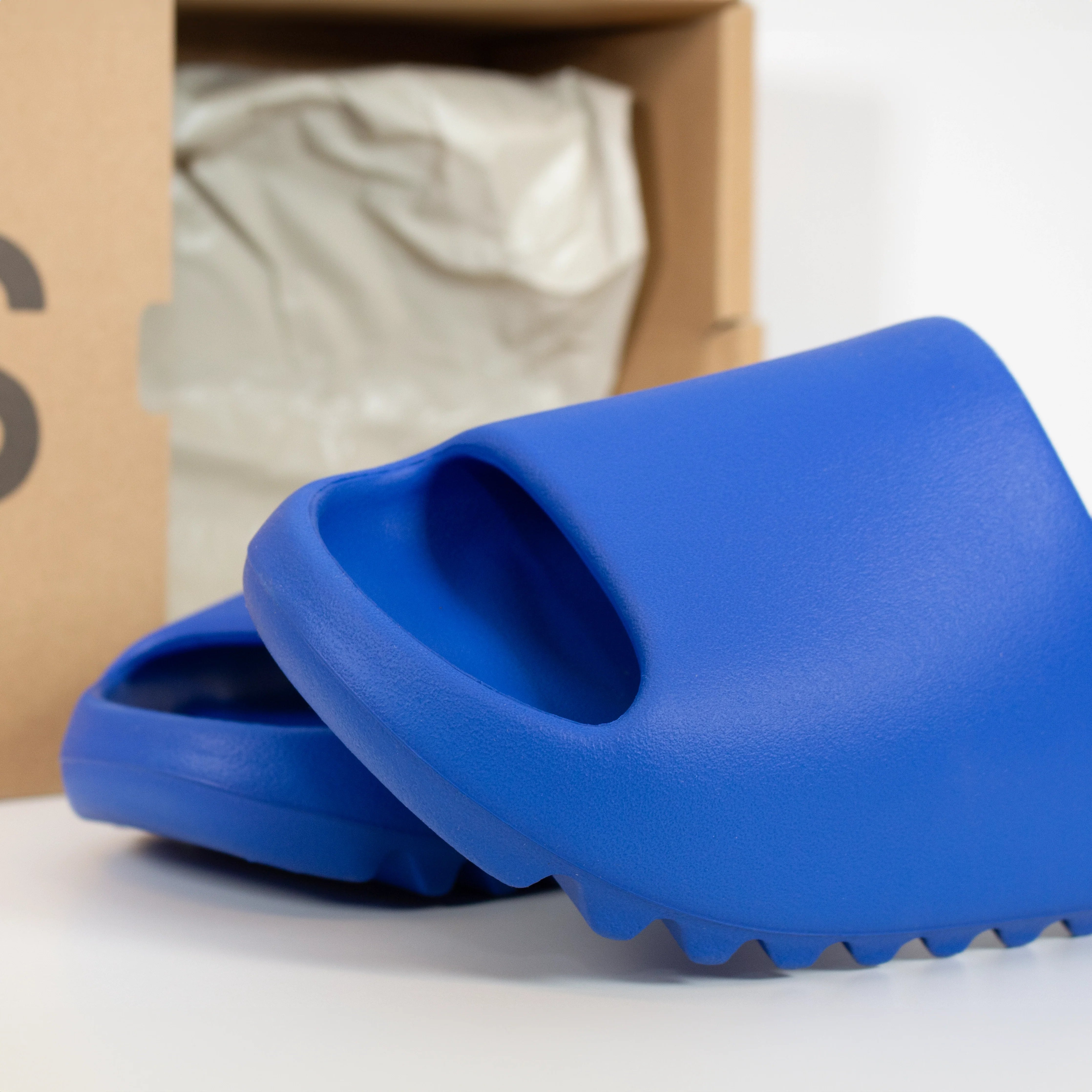 Azure värin Yeezy Slide kengät