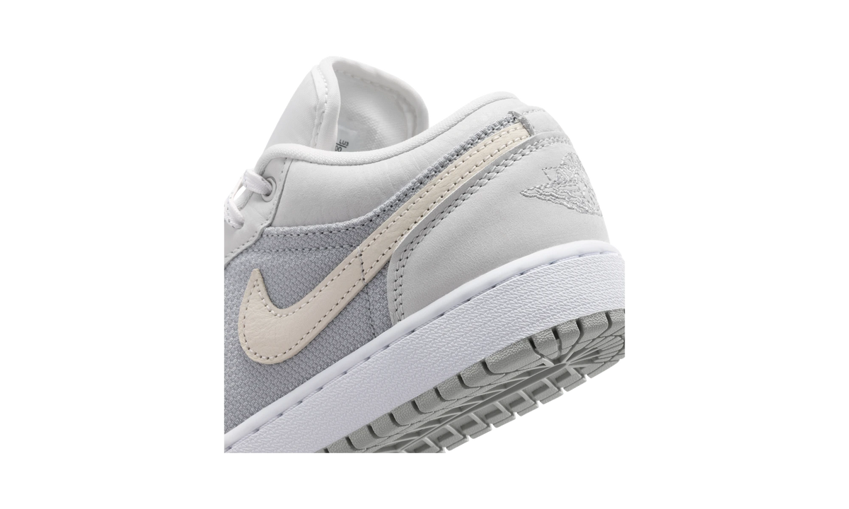 Air Jordan 1 Low SE Off-White/Soft Pearl/Light Smoke Grey