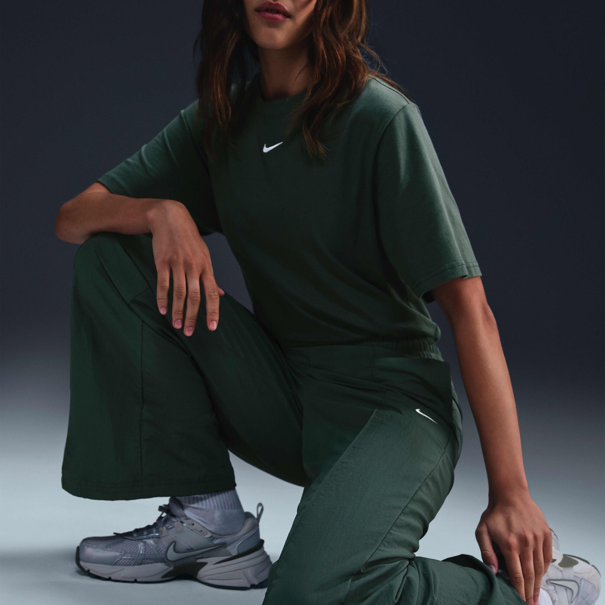 Nike Sportswear Everything Wovens Mid-Rise Open-Hem Trousers Vintage Green/Sail - Sneak