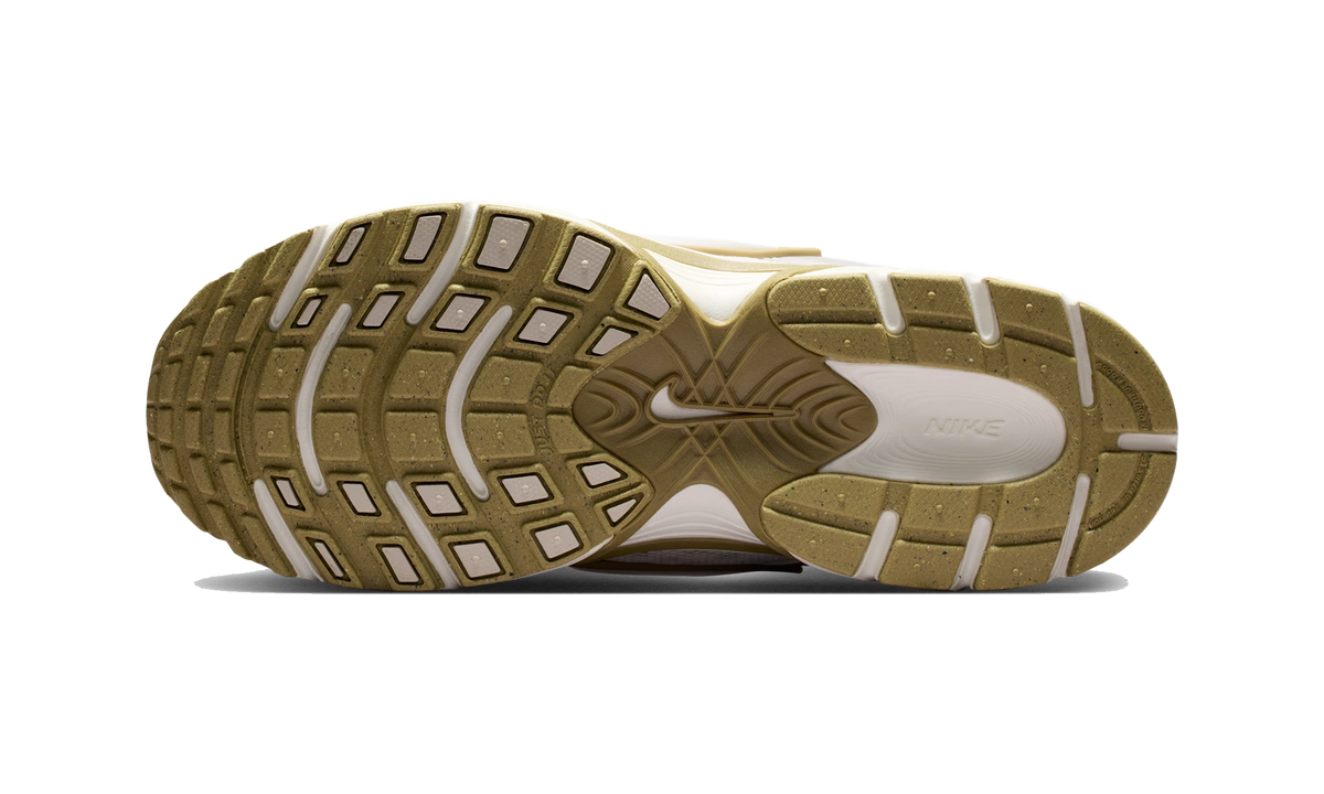 Nike V5 RNR shoes with reflective design accents Sail/Parachute Beige/Light Orewood Brown/Sail