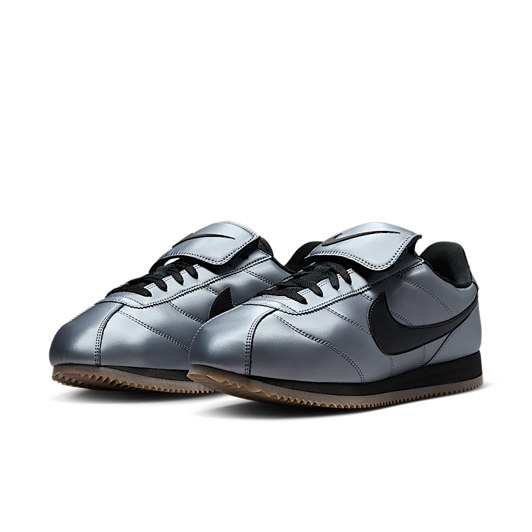 Nike Cortez SE Tiempo Pack Metallic Cool Grey, Metallic Cool Grey/Black/Gum Dark Brown (HQ3490-099)