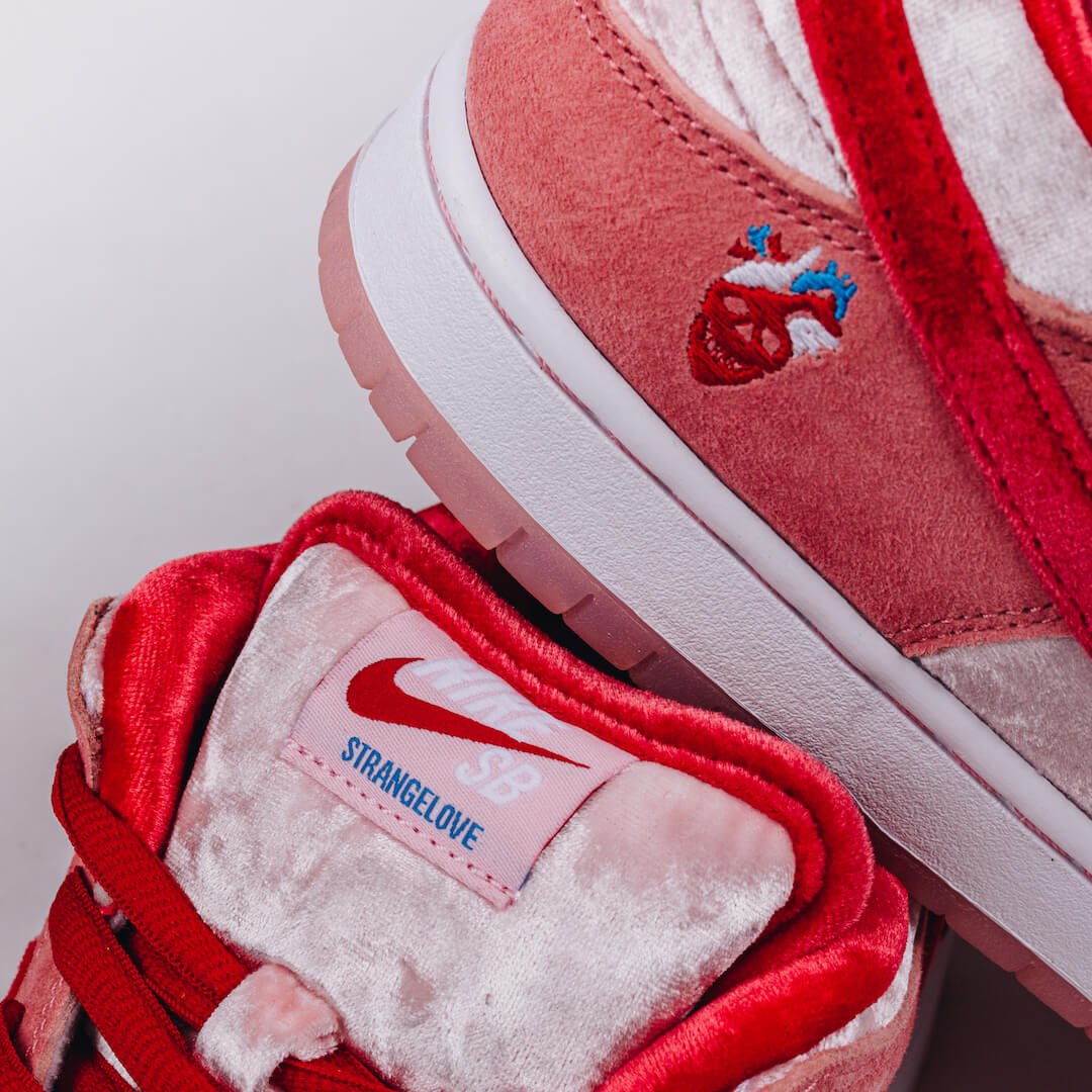 Nike SB Dunk Low StrangeLove Skateboards (Special Box), Pink/Red-White (CT2552-800)