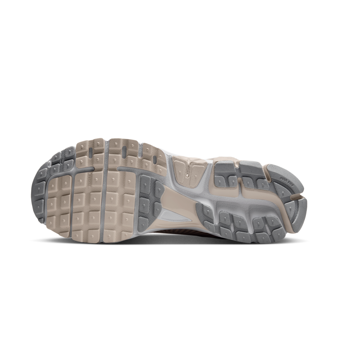 Nike Zoom Vomero 5 Light Orewood Brown Light Smoke Grey, Light Orewood Brown/White/Metallic Platinum/Light Smoke Grey (HF1553-101)