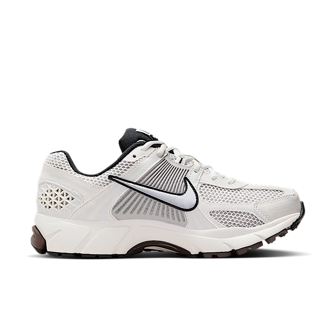 Nike Zoom Vomero 5 Phantom Light Iron Ore, Phantom/Metallic Platinum-Light Iron Ore-Baroque Brown-Black (FJ2028-001)