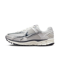 Nike Zoom Vomero 5 Photon Dust Metallic Silver, Photon Dust/Chrome/Gridiron/Sail (FD0884-025)