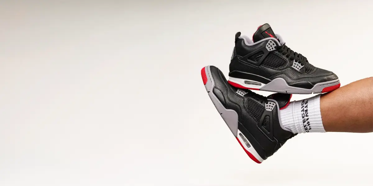 Air Jordan 4 Bred Reimagined kengät jalassa